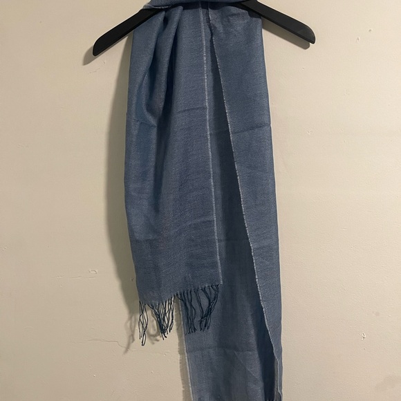 Land Ends 70% Alpaca 🦙 & 30% Silk Light Denim Blue Fringe 🧣 - Picture 3 of 6